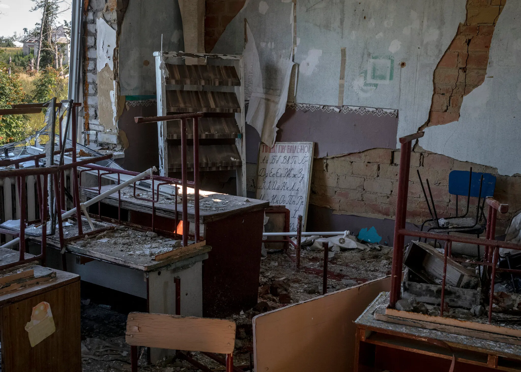 Сильно зруйнована школа в селі Довгеньке на Харківщині 17 серпня